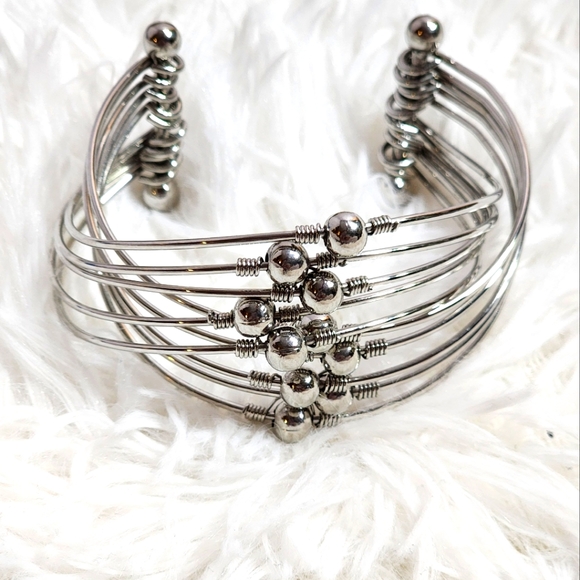 no Brand Jewelry - Women's Bracelet/ Bangle/ Color Silver/ Pre-owned EXCELLENT CONDITION
